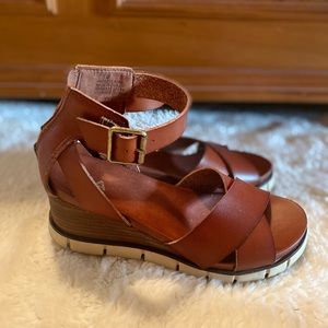 Like new leather Mia sandals!